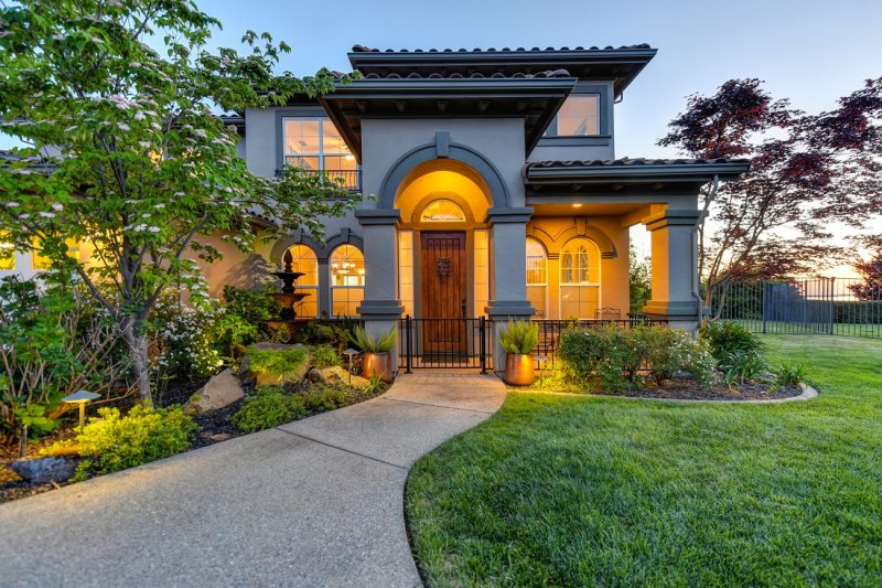Expert Tips for a Stunning Front Yard Entryway
